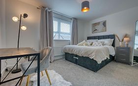 Spacious 4 Bedroom House W/Parking